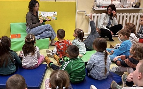 bibliotekarka rozmawia z dziećmi