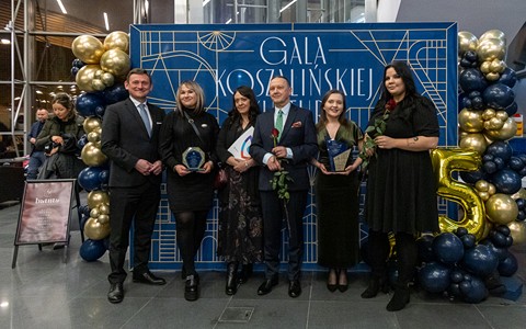 Prezydent Koszalina Tomasz Sobieraj, Barbara Wysmyk kierowniczka Działu Promocji KBP, Anna Makochonik redaktorka prowadząca "Almanach", Dariusz Pawlikowski Dyrektor KBP, Klaudia Ogulewicz i Paula Brach z Działu Promocji KBP. Fot. UM Koszalin
