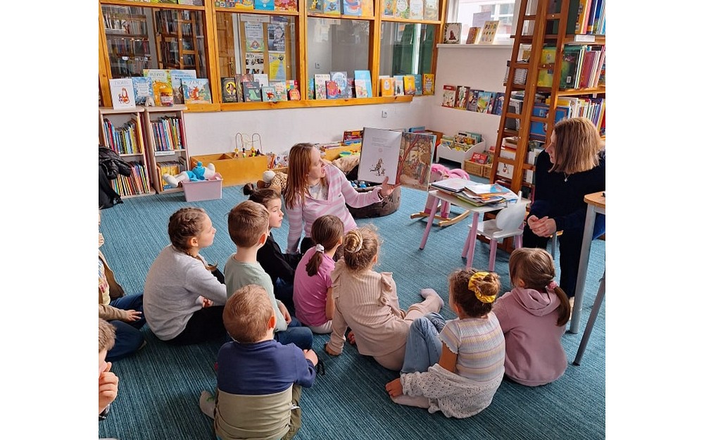 bibliotekarka czyta opowiadanie dzeciom