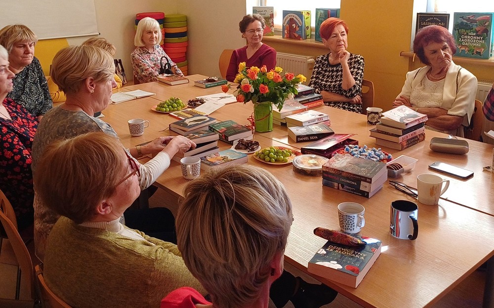 Na zdjęciu COOLturalne 6 rozmawiają o książkach