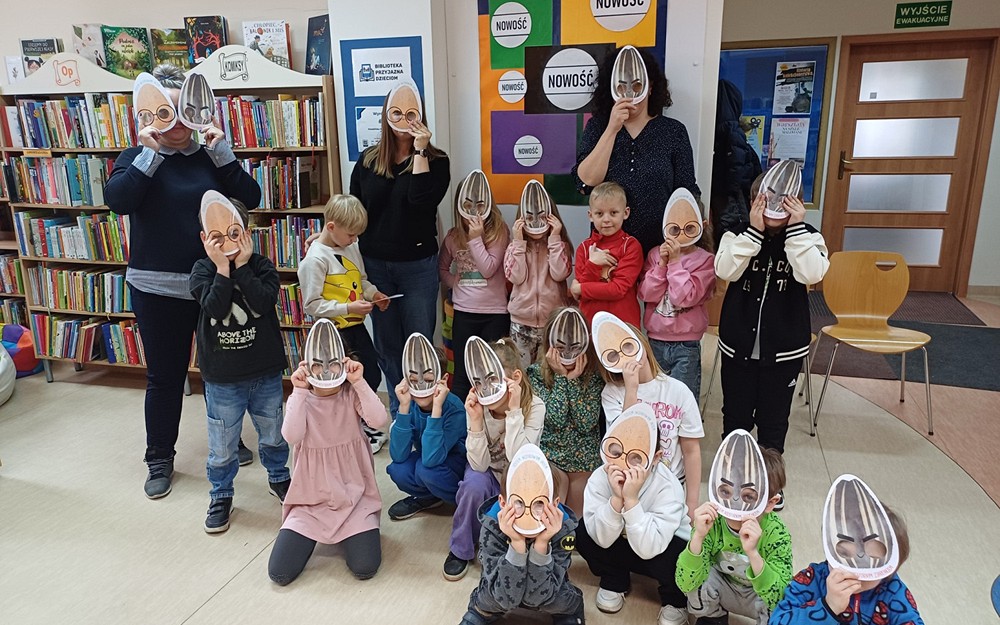 Na zdjęciu przedszkolaki w maskach niesfornych ziarenek i wzorowych jaj