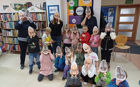 Na zdjęciu przedszkolaki w maskach niesfornych ziarenek i wzorowych jaj