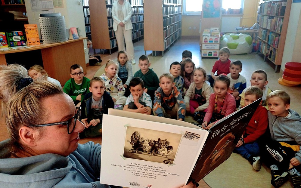 Na zdjęciu Gosia czyta przedszkolakom