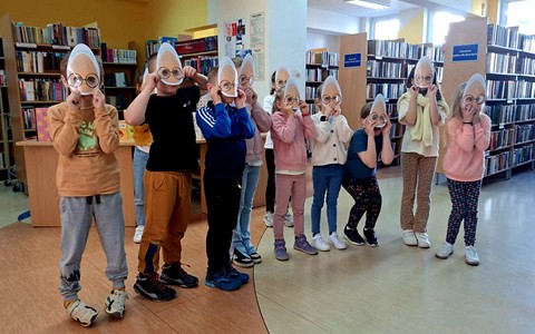 Na zdjęciu dzieci w maskach wzorowych jaj