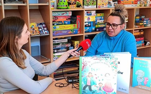 Na zdjęciu Gosia w trakcie rozmowy z dziennikarką Radia Koszalin