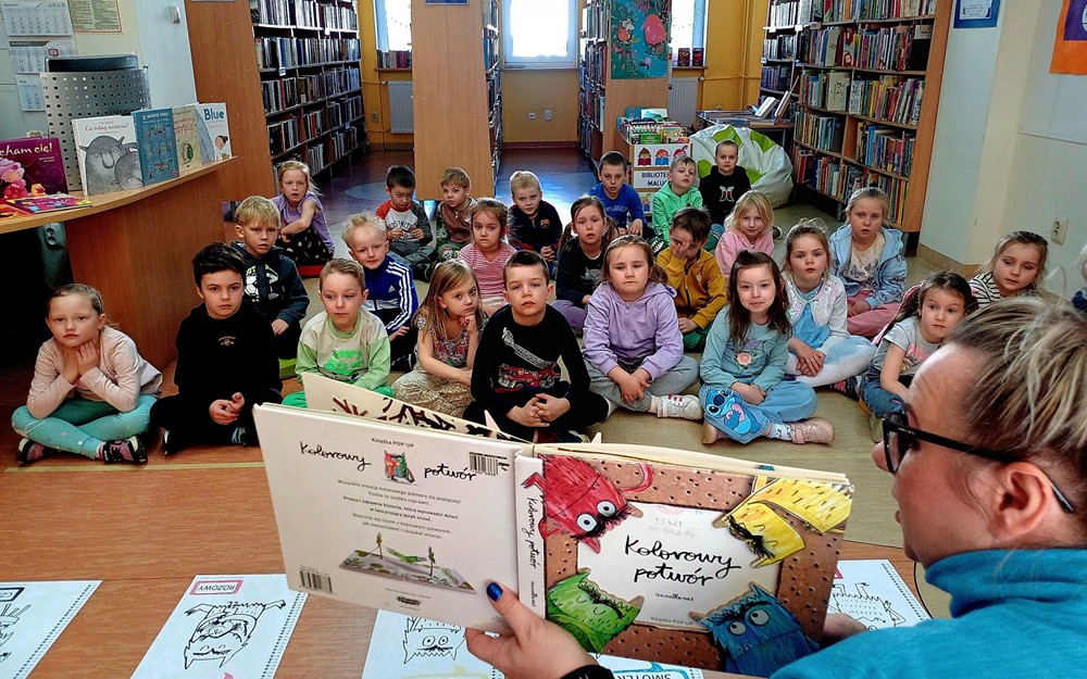 Na zdjęciu Gosia czyta przedszkolakom
