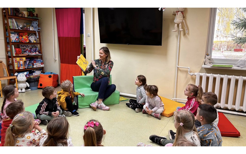 Bibliotekarka czyta dzieciom ksiazkę