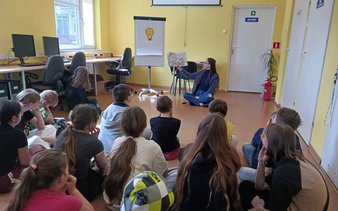 Bibiotekarka czyta książkę młodzieży