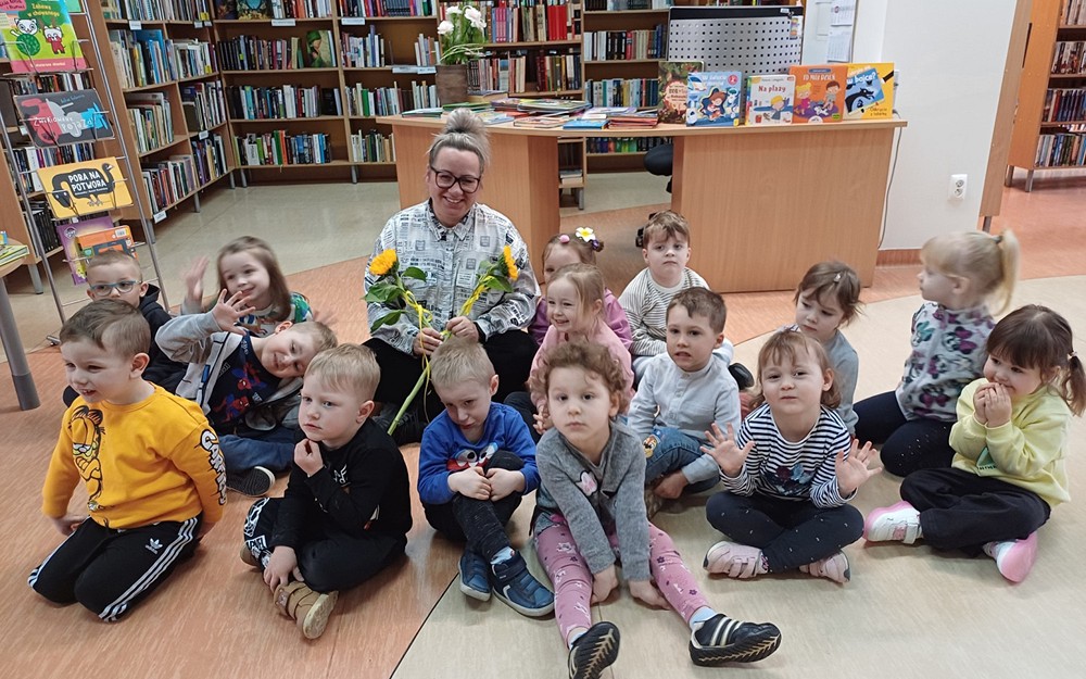 Gosia pozuje z grupą przedszkolaków