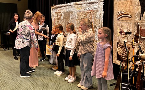 Na zdjęciu - wręczenie nagród najaktywniejszym czytelnikom naszej biblioteki