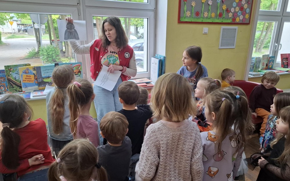 Bibliotekarka pokazuje dzieciom obrazek