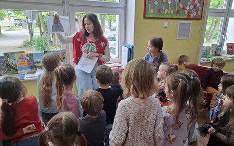 Bibliotekarka pokazuje dzieciom obrazek