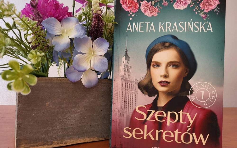 na zdjęciu książka
