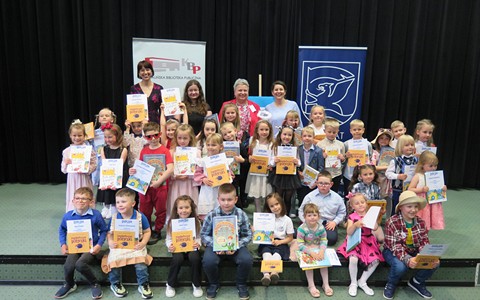 Zdjęcie grupowe uczestników Powiatowego przeglądu recytatorskiego dla przedszkolaków "Małgorzatki"