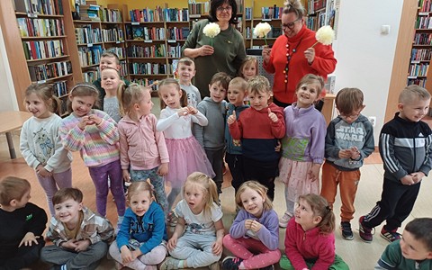 Na zdjęciu Wiola i Gosia z grupą Pszczółek