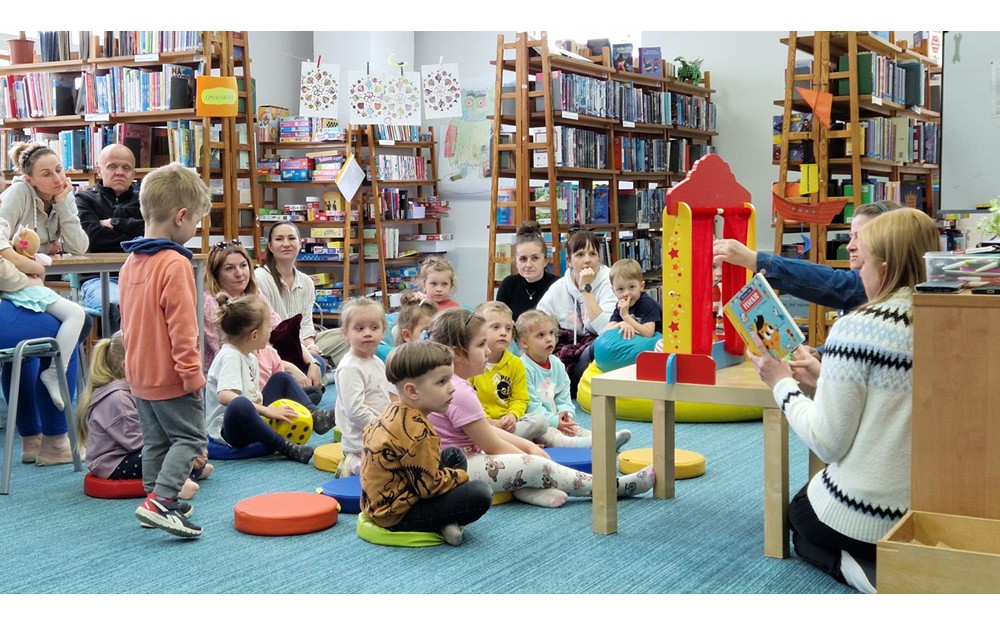bibliotekarki wystawiają spektakl Pinokio