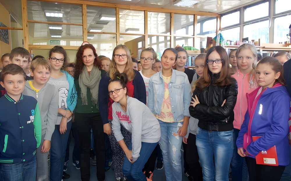 Katarzyna Majgier w bibliotece