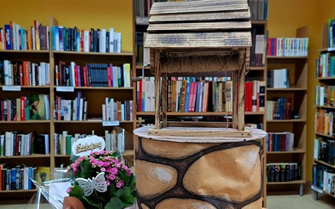 Na zdjęciu studnia życzeń do której czytelnicy mogli wrzucać swoje propozycje książek do zakupu