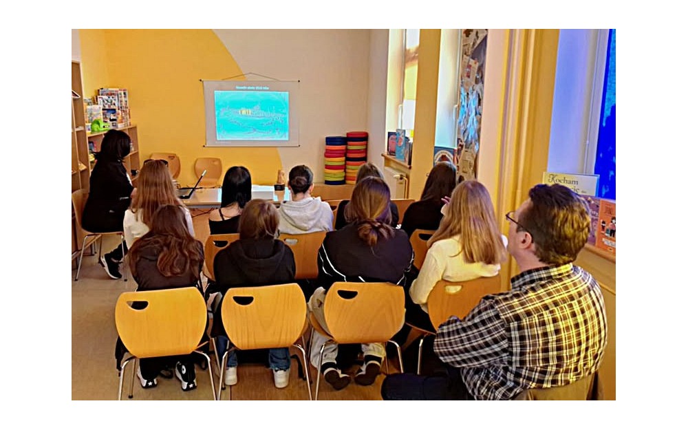 Na zdjęciu Wiola opowiada o historii Koszalina