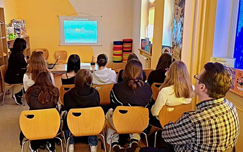 Na zdjęciu Wiola opowiada o historii Koszalina