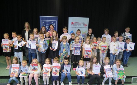 Zdjecie grupowe najlepszych czytelników powiatu koszalińskiego wraz z Wicestarostą Koszalińską i Zastępcą dyrektora KBP