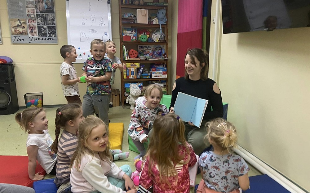 Bibliotekarka czyta dzieciom ksiazkę