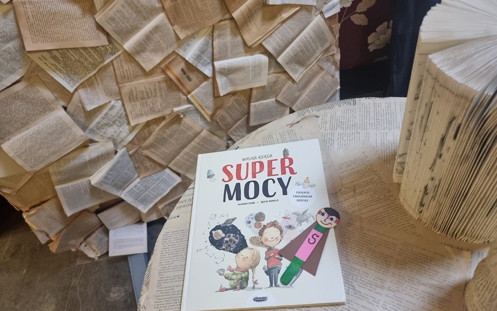 Omawiana na zajęciach książka pt. „Wielka księga supermocy” Susanny Isern