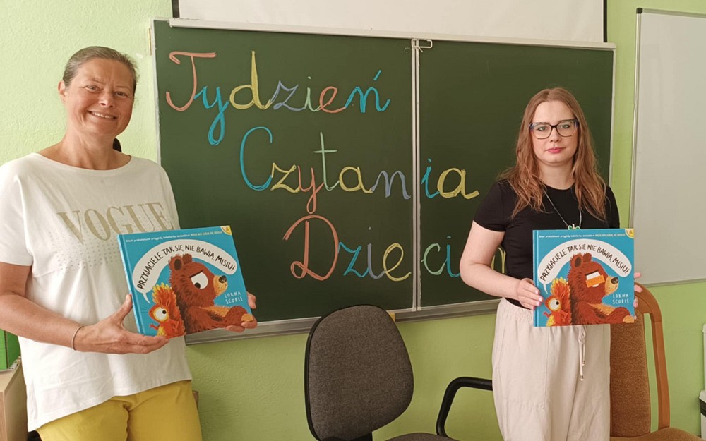 Bibliotekarki prezentują książkę