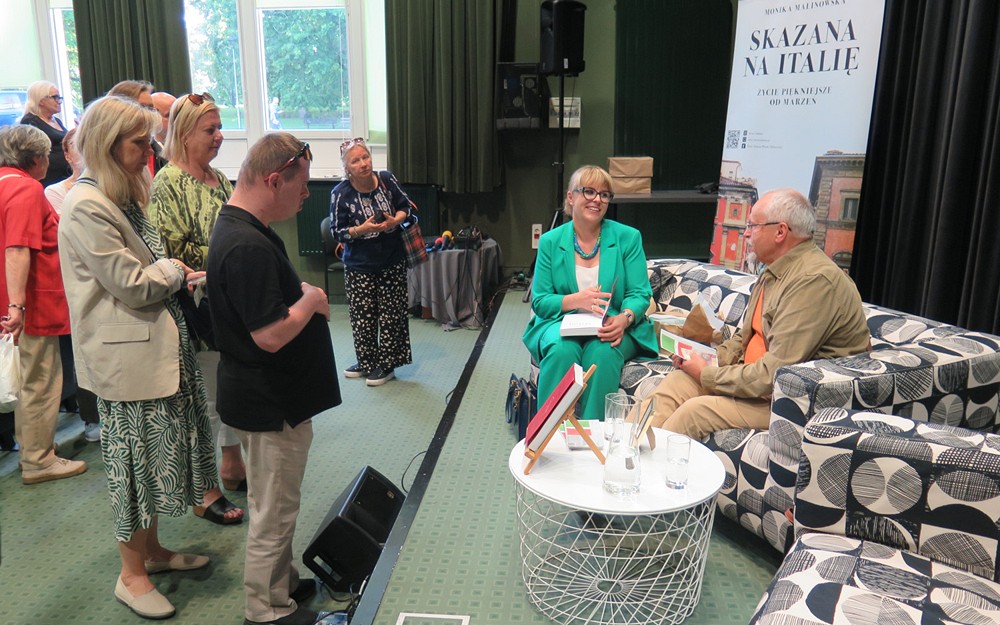 Monika Malinowska składa autografy.