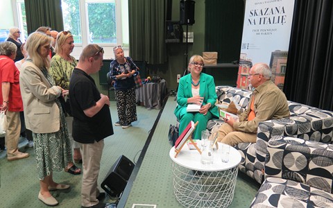 Monika Malinowska składa autografy.