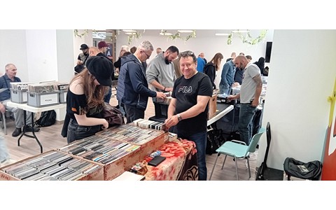 Uczestnicy i wystawcy podczas giełdy płytowej.