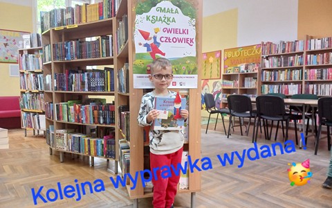 Chłopiec prezentuje pakiet z akcji "Mała książka- Wielki Człowiek"