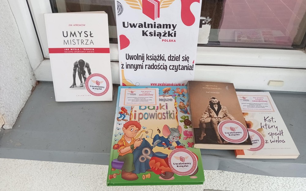 Na parapecie przed biblioteką są przygotowane książki z akcji bookcrossingowej, które można zabrać do domu.
