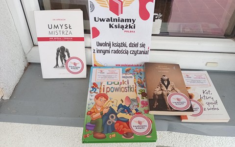 Na parapecie przed biblioteką są przygotowane książki z akcji bookcrossingowej, które można zabrać do domu.