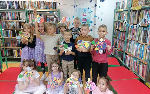 Wspólne zdjęcie dzieci w bibliotece.