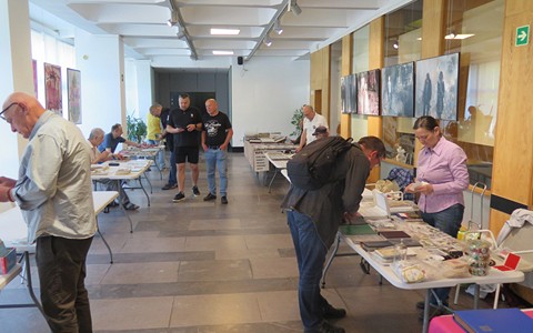 Uczesticy Giełdy Kolekcjonerskiej.