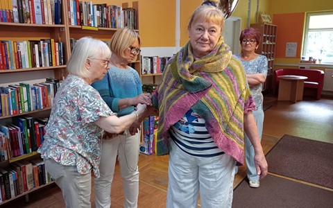 Pani z Grupy Robótkowo prezentuje wykonany na drutach sweter
