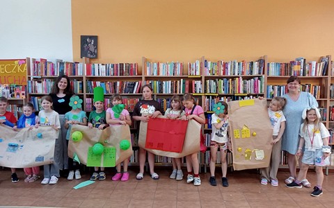 Zdjęcie grupowe uczestników warsztatów i bibliotekarek