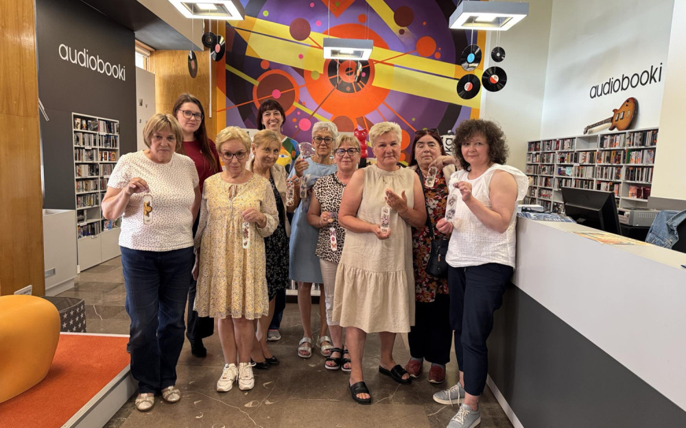 Zdjęcie grupowe uczestniczek warsztatów wraz z prowadzącymi Kasią i Agnieszką.