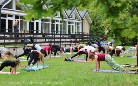 Zajęcia jogi na terenie zielonym za KBP.