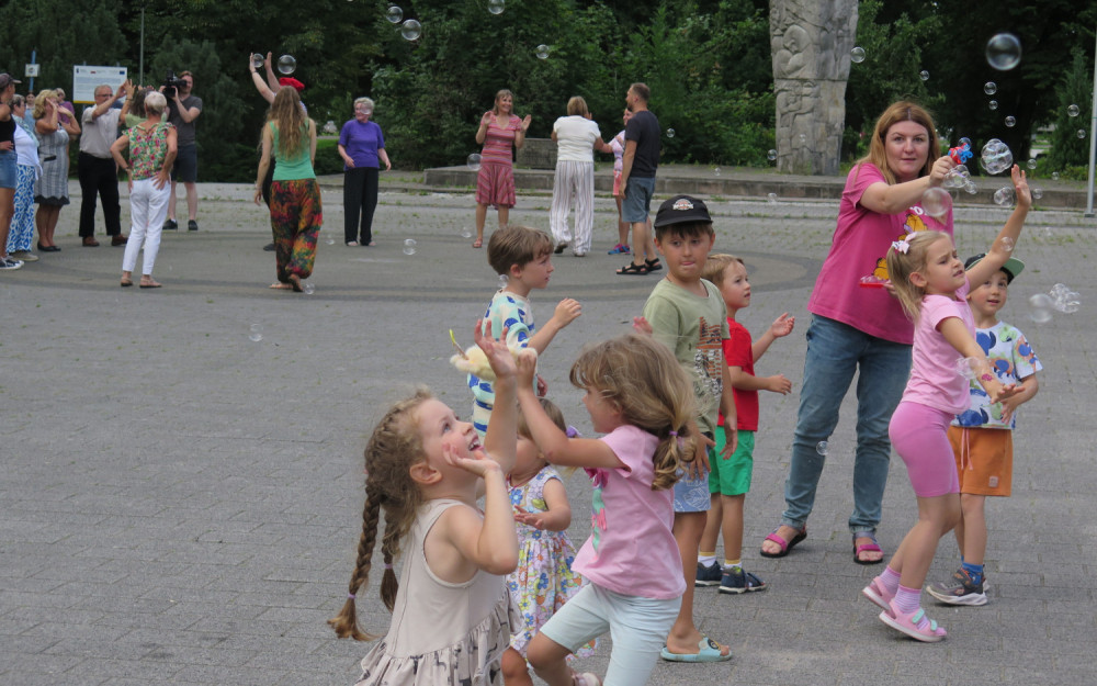 Na pierwszym planie animacje prowadzone przez bibliotekarkę Agnieszkę, na drugim planie taniec belgijski.