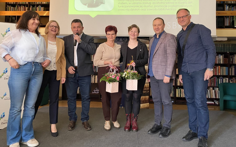 Członkowie SBP podczas inauguracji Tygodnia Bibliotek w Książnicy Pomorskiej