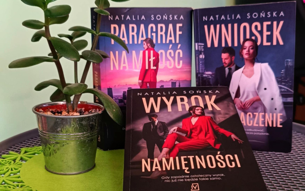 Na zdjęciu ksiązki