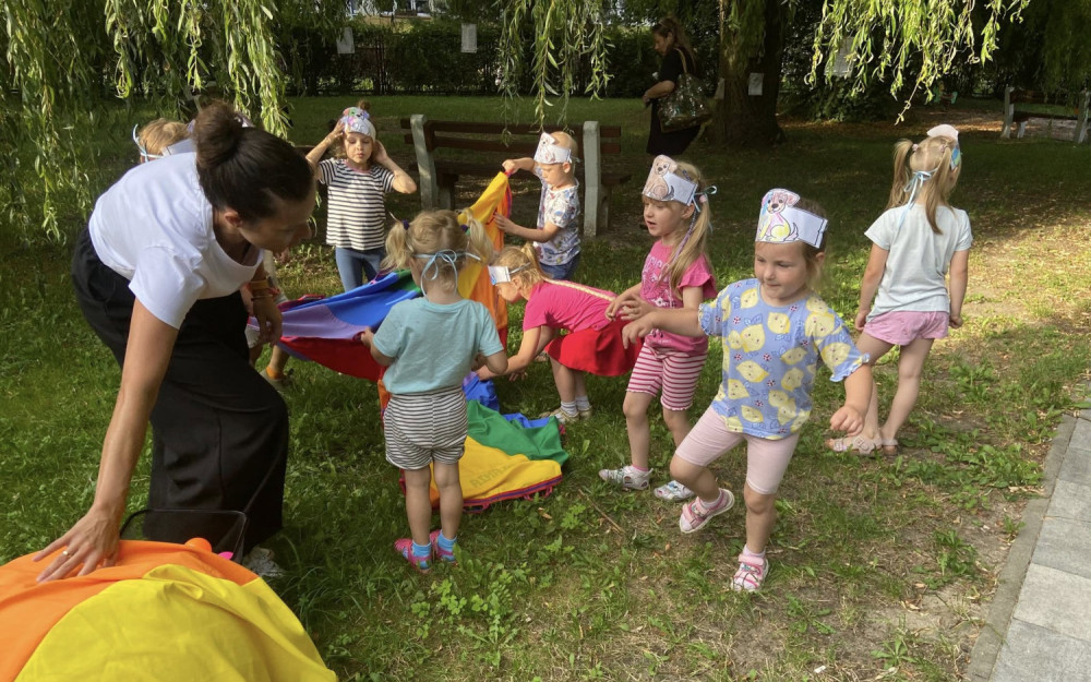 Dzieci bawią sie na ogrodzie