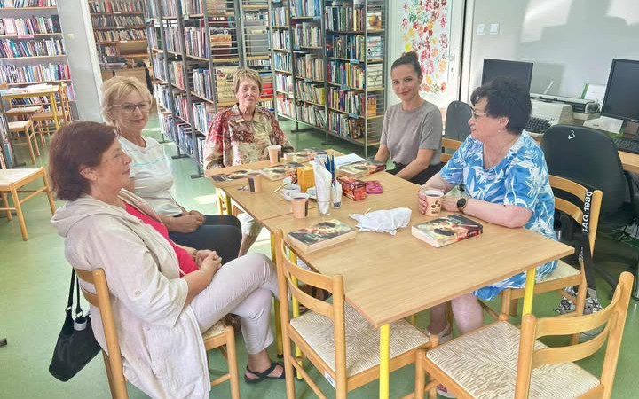 Panie pozują do zdjęcia