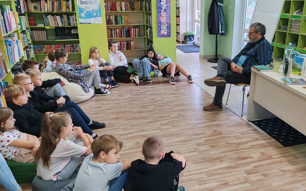 Uczniowie na spotkaniu autorskim z Pawłem Wakułą