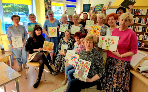 Na zdjęciu Anthea Missy w towarzystwie COOLturalnych 6 i bibliotekarek