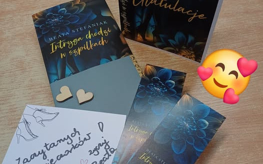 Na zdjęciu podarowana przez autorkę - Beatę Stefaniak - książka pt. Intryga chodzi w szpilkach