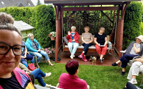 Na zdjęciu COOLturalne 6 w cudownym ogrodzie Marylki