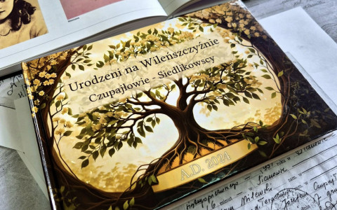 Na zdjęciu omawiana książka - Urodzeni na Wileńszczyźnie. Czupajłowie-Siedlikowscy